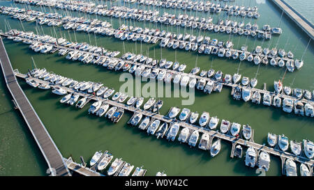 Photo aérienne de bateaux dans le port des Minimes, La Rochelle, France Banque D'Images