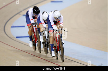 La Grande-Bretagne (gauche-droite) Josie Chevalier, Megan Barker, et Jessica Roberts sur leur façon de prendre la médaille d'argent à la poursuite féminine au vélodrome de Minsk, au cours de la huitième journée de l'European Games 2019 à Minsk. Banque D'Images