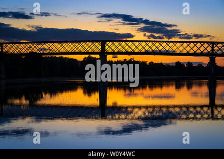 Le Gustave Eiffel conçu C19 pont de fer, à Cadillac, au cours de la Garonne, dans le département de la Gironde, France. Le coucher du soleil. Banque D'Images