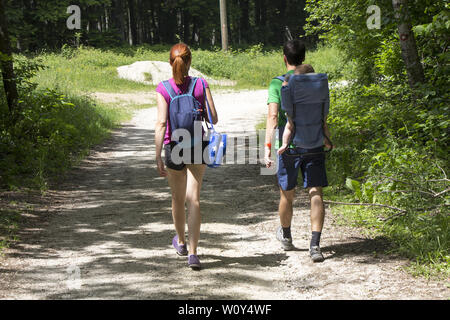 Un jeune couple promenades dans les bois avec un petit bébé Banque D'Images