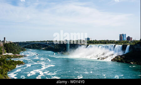 NIAGARA FALLS, CANADA - LE 27 AOÛT 2017 : les bateaux d'Excursion passer sous le pont en arc-en-ciel sur la rivière Niagara pour visiter les chutes d'eau. Banque D'Images