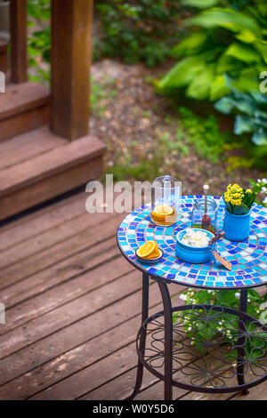 Table de petit-déjeuner du matin dans la maison de campagne le fromage cottage miel thé Banque D'Images