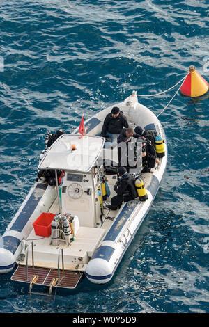 Un groupe de plongeurs sur le bateau gonflable soyez prêt pour un plongeon dans la mer méditerranée. Portofino, ligurie, italie Banque D'Images