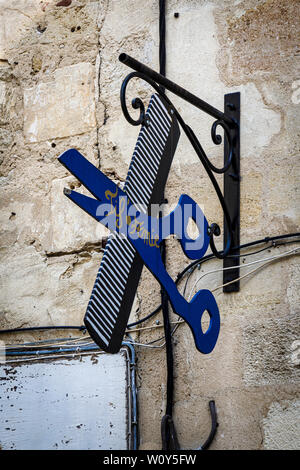 Le signe extérieur de la boutique pour la Tif' Amélie haidressers à Cadillac, dans le département de la Gironde, France. Banque D'Images