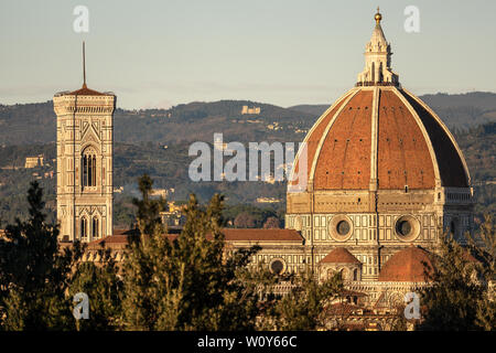 La cathédrale de Florence (Duomo di Firenze) et clocher de Giotto, la Toscane en Italie. Santa Maria del Fiore (1296-1436) site du patrimoine mondial de l'UNESCO Banque D'Images