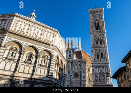 La cathédrale de Florence, Santa Maria del Fiore, avec le Clocher de Giotto et le Baptistère de San Giovanni. Site du patrimoine de l'UNESCO, Toscane, Italie Banque D'Images