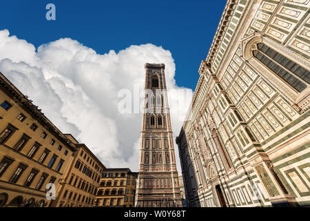 La cathédrale de Florence (Duomo di Firenze) et clocher de Giotto, la Toscane en Italie. Santa Maria del Fiore (1296-1436) site du patrimoine mondial de l'UNESCO Banque D'Images