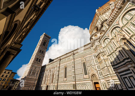 La cathédrale de Florence (Duomo di Firenze) et clocher de Giotto, la Toscane en Italie. Santa Maria del Fiore (1296-1436) site du patrimoine mondial de l'UNESCO Banque D'Images