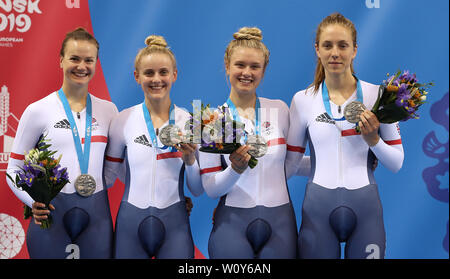 La Grande-Bretagne (gauche-droite), Jessica Roberts, Megan Barker, Jenny Holl et Josie Knight avec leurs médailles d'après la poursuite féminine au vélodrome de Minsk, au cours de la huitième journée de l'European Games 2019 à Minsk. Banque D'Images