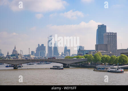 Bateaux sur la Tamise à Londres, Royaume-Uni Banque D'Images