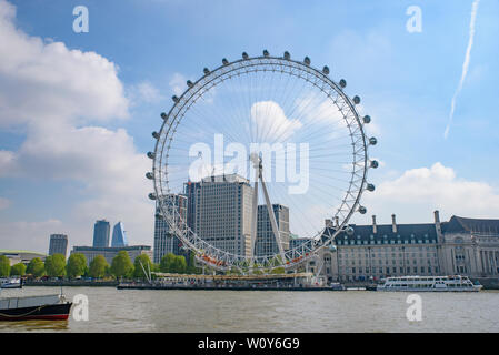 London Eye, la roue d'observation célèbre sur la rive sud de la Tamise à Londres, Royaume-Uni Banque D'Images