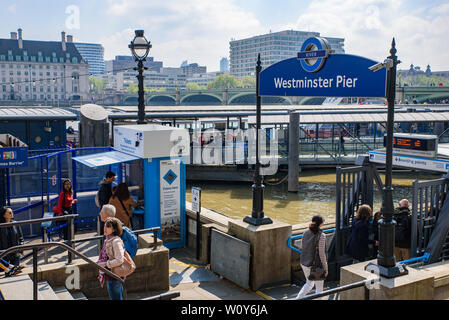 Westminster Millennium Pier sur la rive nord de la Tamise à Londres, Royaume-Uni Banque D'Images
