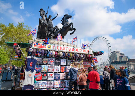 Un souvenir et l'achat de billets sur le blocage du pont de Westminster à Londres, Royaume-Uni Banque D'Images