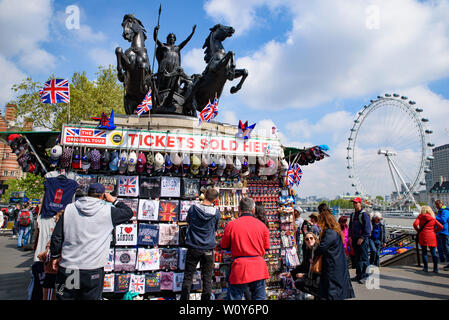 Un souvenir et l'achat de billets sur le blocage du pont de Westminster à Londres, Royaume-Uni Banque D'Images