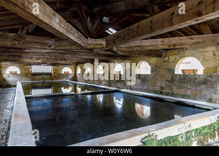 1828 lavoir public, surnommé la Chambre des représentants qu'il a été considéré comme un lieu de rencontre pour les langues remuante. Bourg proche de Bordeaux, France Banque D'Images