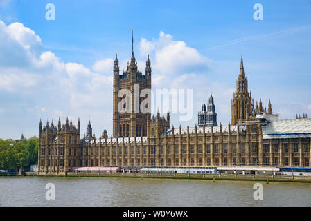 Le Palais de Westminster, les chambres du Parlement sur la rive nord de la Tamise à Londres, Royaume-Uni Banque D'Images