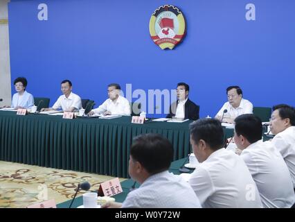 Beijing, Chine. 28 Juin, 2019. Wang Yang, membre du Comité permanent du Bureau politique du parti communiste de Chine et président du Comité central de la Conférence consultative politique du peuple chinois (CCPPC), Comité National préside une conférence en ligne sur la promotion des liens de famille, l'éducation et de vertu à Beijing, capitale de Chine, le 28 juin 2019. Credit : Yao Dawei/Xinhua/Alamy Live News Banque D'Images