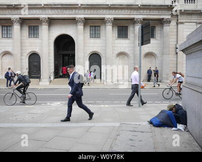 Les riches pauvres divisent les inégalités, les sans-abri mendient en dehors de la Banque d'Angleterre, Londres Banque D'Images
