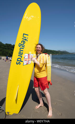 Aberdour, Fife, Scotland, UK. 28 Juin, 2019. Lifeguard Anna Whyte de Fife Kinghorn a été occupé à Silver Sands Beach à Aberdour comme temps chaud et le soleil a attiré des dizaines de personnes à la mer. Quand elle n'est pas en devoir comme sauveteur , Anna est également bénévole pour le sauvetage de la RNLI local. Credit : Iain Masterton/Alamy Live News Banque D'Images