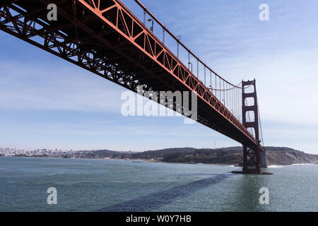 Vue aérienne sous le Golden Gate Bridge, près de San Francisco, sur la pittoresque côte de Californie. Banque D'Images