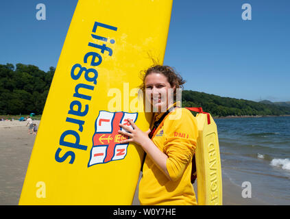 Aberdour, Fife, Scotland, UK. 28 Juin, 2019. Lifeguard Anna Whyte de Fife Kinghorn a été occupé à Silver Sands Beach à Aberdour comme temps chaud et le soleil a attiré des dizaines de personnes à la mer. Quand elle n'est pas en devoir comme sauveteur , Anna est également bénévole pour le sauvetage de la RNLI local. Credit : Iain Masterton/Alamy Live News Banque D'Images