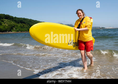 Aberdour, Fife, Scotland, UK. 28 Juin, 2019. Lifeguard Anna Whyte de Fife Kinghorn a été occupé à Silver Sands Beach à Aberdour comme temps chaud et le soleil a attiré des dizaines de personnes à la mer. Quand elle n'est pas en devoir comme sauveteur , Anna est également bénévole pour le sauvetage de la RNLI local. Credit : Iain Masterton/Alamy Live News Banque D'Images