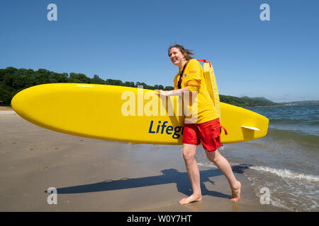 Aberdour, Fife, Scotland, UK. 28 Juin, 2019. Lifeguard Anna Whyte de Fife Kinghorn a été occupé à Silver Sands Beach à Aberdour comme temps chaud et le soleil a attiré des dizaines de personnes à la mer. Quand elle n'est pas en devoir comme sauveteur , Anna est également bénévole pour le sauvetage de la RNLI local. Credit : Iain Masterton/Alamy Live News Banque D'Images