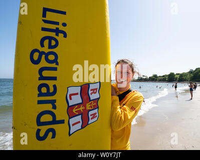 Aberdour, Fife, Scotland, UK. 28 Juin, 2019. Lifeguard Anna Whyte de Fife Kinghorn a été occupé à Silver Sands Beach à Aberdour comme temps chaud et le soleil a attiré des dizaines de personnes à la mer. Quand elle n'est pas en devoir comme sauveteur , Anna est également bénévole pour le sauvetage de la RNLI local. Credit : Iain Masterton/Alamy Live News Banque D'Images