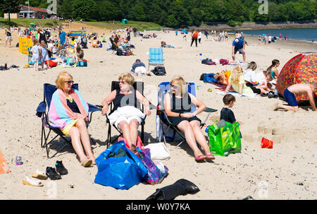 Aberdour, Fife, Scotland, UK. 28 Juin, 2019. Les températures chaudes et soleil ininterrompue ont amené des centaines de personnes à la plage Silver Sands à Aberdour dans le Fife. Credit : Iain Masterton/Alamy Live News Banque D'Images