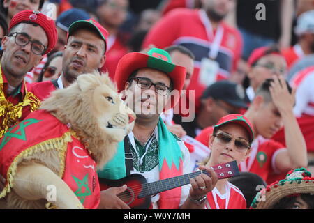 Le Caire, Égypte. 28 Juin, 2019. Les partisans du Maroc cheer dans les stands avant la coupe d'Afrique des Nations 2019 Groupe d match de football entre le Maroc et la côte d'Ivoire au stade Al-Salam. Credit : Omar Zoheiry/dpa/Alamy Live News Banque D'Images