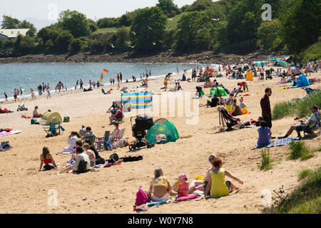 Aberdour, Fife, Scotland, UK. 28 Juin, 2019. Les températures chaudes et soleil ininterrompue ont amené des centaines de personnes à la plage Silver Sands à Aberdour dans le Fife. Credit : Iain Masterton/Alamy Live News Banque D'Images