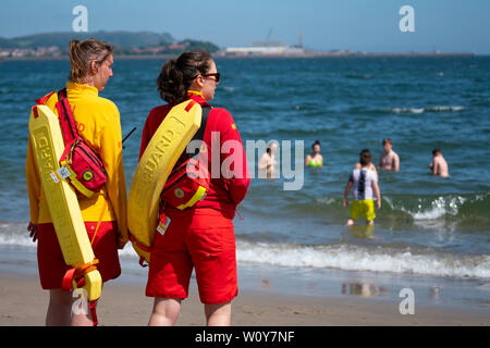 Aberdour, Fife, Scotland, UK. 28 Juin, 2019. Des sauveteurs ont été occupés à Silver Sands Beach à Aberdour comme temps chaud et le soleil a attiré des dizaines de personnes à la mer. Credit : Iain Masterton/Alamy Live News Banque D'Images