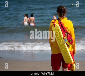 Aberdour, Fife, Scotland, UK. 28 Juin, 2019. Des sauveteurs ont été occupés à Silver Sands Beach à Aberdour comme temps chaud et le soleil a attiré des dizaines de personnes à la mer. Credit : Iain Masterton/Alamy Live News Banque D'Images