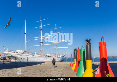 Des bouées colorées devant la Gorch Fock expédier à Stralsund, Allemagne Banque D'Images