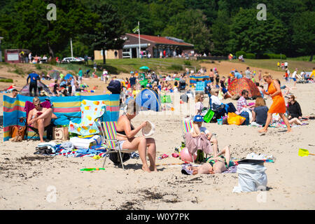 Aberdour, Fife, Scotland, UK. 28 Juin, 2019. Les températures chaudes et soleil ininterrompue ont amené des centaines de personnes à la plage Silver Sands à Aberdour dans le Fife. Credit : Iain Masterton/Alamy Live News Banque D'Images