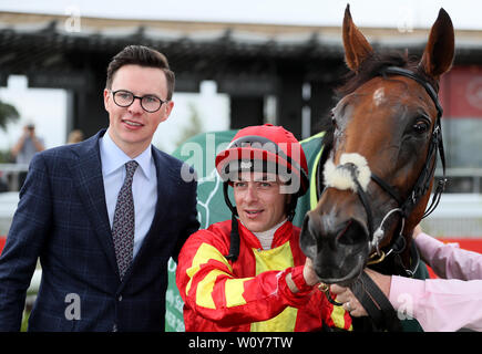 Formateur gagnante Joseph O'Brien et jockey Wayne Lordan après avoir remporté le Irisdessa Juddmonte Pretty Polly Stakes au cours de la première journée du Dubai Duty Free Derby irlandais Festival au Curragh Hippodrome, comté de Kildare. Banque D'Images