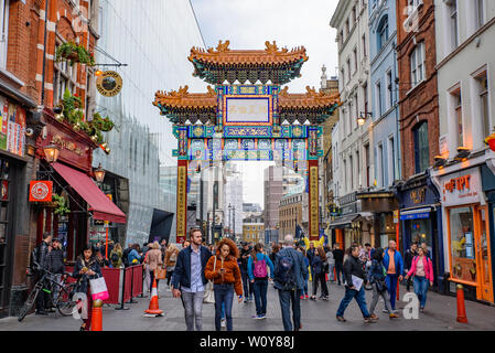 Les gens qui marchent dans le quartier chinois de Londres, Royaume-Uni Banque D'Images