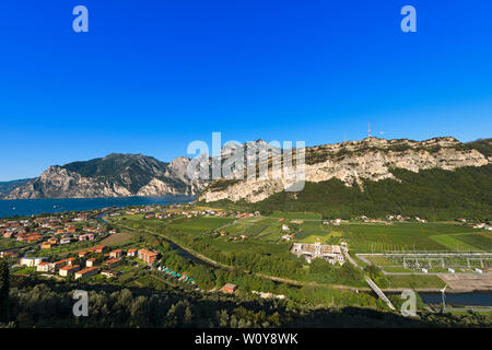 Vue aérienne du lac de Garde avec la petite ville de Nago Torbole et la vallée du Sarca en été. Trentin-haut-Adige, Italie, Europe Banque D'Images