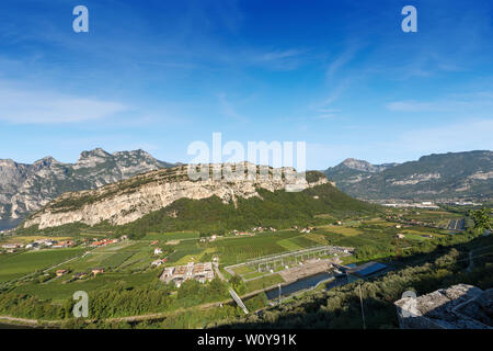 Vue aérienne de la vallée du Sarca (Valle del Sarca) avec la rivière près de Ferrare, Trentin-Haut-Adige, Italie, Europe Banque D'Images