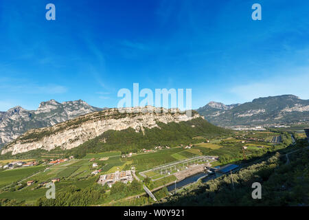 Vue aérienne de la vallée du Sarca (Valle del Sarca) avec la rivière près de Ferrare, Trentin-Haut-Adige, Italie, Europe Banque D'Images