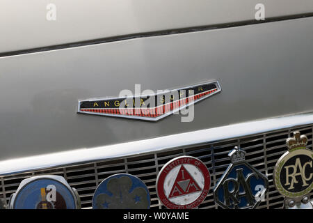 Ford Anglia Super bonnet badge. Banque D'Images