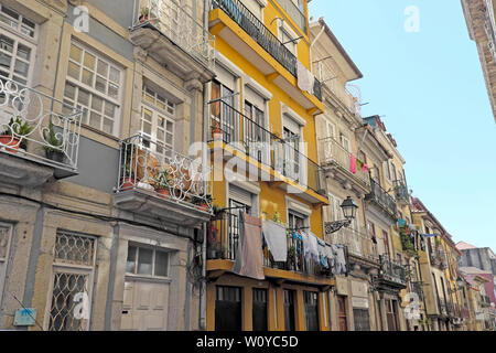 Blanchisserie étendus dehors sur l'immeuble balcon lave-ligne sur une rue de ville de Porto Porto Portugal Europe KATHY DEWITT Banque D'Images
