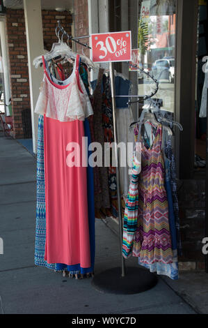 Robes en vente sur un trottoir en face d'un Anacortes, Washington shop. Banque D'Images