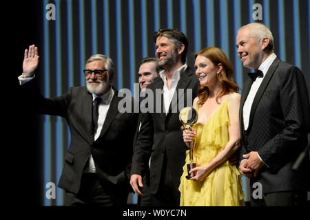 Karlovy Vary, République tchèque. 28 Juin, 2019. Actrice américaine Julianne Moore a reçu Crystal Globe Award pour sa contribution à la cinématographie mondiale lors de la cérémonie d'ouverture du 54e Festival International du Film de Karlovy Vary, République tchèque, le vendredi 28 juin, 2019. Sur la photo de gauche : Président de Jiri Bartoska KVIFF, l'acteur américain Billy Crudup, scénariste et réalisateur Bart Freundlich et son épouse Julianne Moore et modérateur de Marek Eben. Credit : Katerina Sulova/CTK Photo/Alamy Live News Banque D'Images