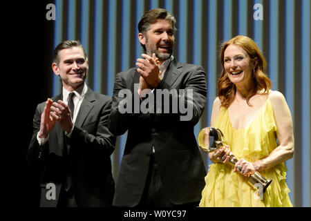 Karlovy Vary, République tchèque. 28 Juin, 2019. Actrice américaine Julianne Moore a reçu Crystal Globe Award pour sa contribution à la cinématographie mondiale lors de la cérémonie d'ouverture du 54e Festival International du Film de Karlovy Vary, République tchèque, le vendredi 28 juin, 2019. Sur la photo de gauche : l'acteur américain Billy Crudup, scénariste et réalisateur Bart Freundlich et son épouse Julianne Moore. Credit : Katerina Sulova/CTK Photo/Alamy Live News Banque D'Images