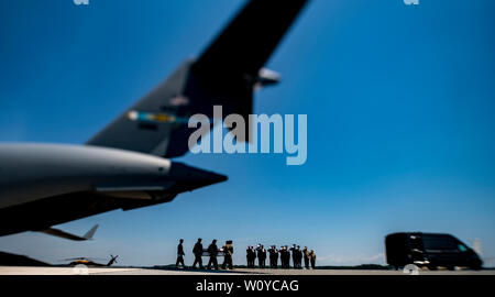 Dover, DE, USA. 28 Juin, 2019. 28 juin 2019 : la vieille garde de l'armée, l'équipe exécute transporter la boîte de transfert pour le véhicule de transfert au cours de la transmission de la dignité Sergent James G. Johnston, de Trumansburg, New York, Dover Air Force Base. La solennelle cérémonie a réuni de nombreux dignitaires dont le Vice-président Mike Pence, Secrétaire de la Défense, M. Mark Esper et secrétaire de l'Armée Ryan McCarthy. Scott Serio/ESW/CSM/Alamy Live News Banque D'Images