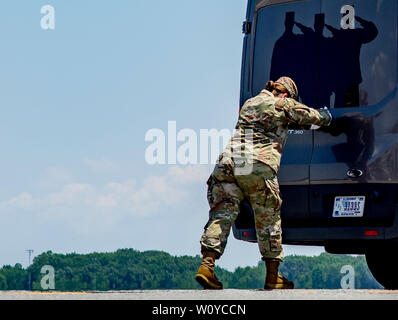 Dover, DE, USA. 28 Juin, 2019. 28 juin 2019 : opérateur de porte hauts Airman Rachael Semanko ferma la porte du véhicule de transfert pendant le transfert de digne Sergent James G. Johnston, de Trumansburg, New York, Dover Air Force Base. La solennelle cérémonie a réuni de nombreux dignitaires dont le Vice-président Mike Pence, Secrétaire de la Défense, M. Mark Esper et secrétaire de l'Armée Ryan McCarthy. Scott Serio/ESW/CSM/Alamy Live News Banque D'Images