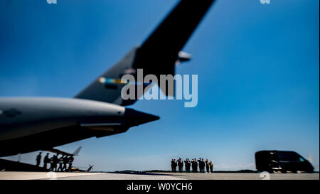 Dover, DE, USA. 28 Juin, 2019. 28 juin 2019 : la vieille garde de l'armée, l'équipe exécute transporter la boîte de transfert pour le véhicule de transfert au cours de la transmission de la dignité Sergent James G. Johnston, de Trumansburg, New York, Dover Air Force Base. La solennelle cérémonie a réuni de nombreux dignitaires dont le Vice-président Mike Pence, Secrétaire de la Défense, M. Mark Esper et secrétaire de l'Armée Ryan McCarthy. Scott Serio/ESW/CSM/Alamy Live News Banque D'Images