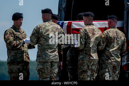 Dover, DE, USA. 28 Juin, 2019. 28 juin 2019 : la vieille garde de l'armée, l'équipe exécute transporter la boîte de transfert pour le véhicule de transfert au cours de la transmission de la dignité Sergent James G. Johnston, de Trumansburg, New York, Dover Air Force Base. La solennelle cérémonie a réuni de nombreux dignitaires dont le Vice-président Mike Pence, Secrétaire de la Défense, M. Mark Esper et secrétaire de l'Armée Ryan McCarthy. Scott Serio/ESW/CSM/Alamy Live News Banque D'Images