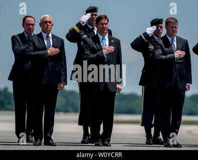 Dover, DE, USA. 28 Juin, 2019. 28 juin 2019 : Le parti officiel salue la boîte de transfert au cours de la transmission de la dignité Sergent James G. Johnston, de Trumansburg, New York, Dover Air Force Base. La solennelle cérémonie a réuni de nombreux dignitaires dont le Vice-président Mike Pence, Secrétaire de la Défense, M. Mark Esper et secrétaire de l'Armée Ryan McCarthy. Scott Serio/ESW/CSM/Alamy Live News Banque D'Images